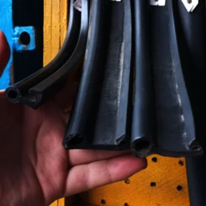 Perfil en Caucho SBR para Puerta de Cámara TF329 X 5MT